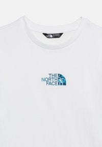 Λευκό T-shirt με στρογγυλή λαιμόκοψη και μικρό μπλε λογότυπο "The North Face" κεντημένο στο στήθος, με μαύρη ετικέτα εσωτερικά στη γιακά.