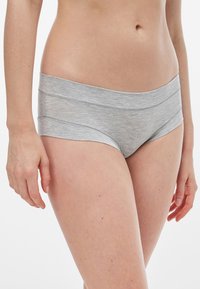 Culottes hipster en coton gris avec une texture lisse, dotées d'une large ceinture et de coutures plates pour un confort optimal.