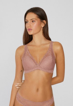 Bralette de encaje en color malva con escote pronunciado, bordes festoneados y tirantes ajustables que presentan un patrón floral y una textura delicada.
