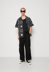 Carhartt WIP JET PANT - Hlačami s stranskimi žepi - black