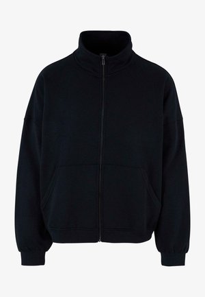 Musta vetoketjusaakuritakki korkealla kauluksella, pitkät hihat ja sivutaskut. Valmistettu pehmeästä kankaasta, jossa on rento istuvuus ja ribbetty hihansuut.