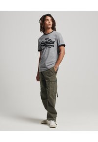 Superdry & Co TONAL VINTAGE LOGO  - T-shirt con stampa - surplus jetter charcoal grit jet black