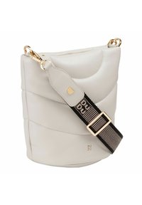 Weißes Leder-Eimer-Design mit strukturiertem Muster, verstellbarem schwarzen Träger mit Logo und goldenen Hardware-Akzenten.