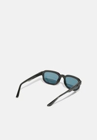 Ochelari de soare negri cu rame dreptunghiulare, lentile cu nuanță albastră, design elegant și brațe subțiri. Reflexia luminii este vizibilă pe lentile.