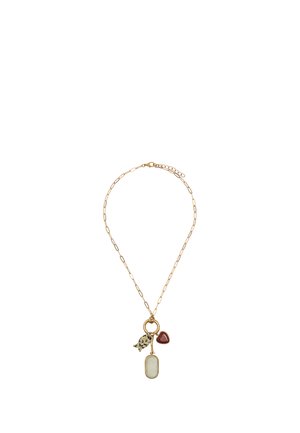 Złoty naszyjnik z trzema zawieszkami: kot dalmatyńczyk, czerwone serce i pionowy biały owalny kamień.