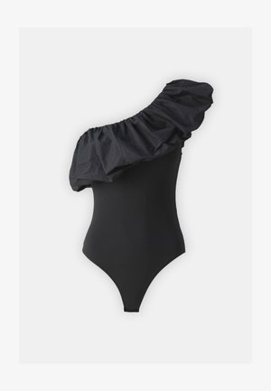 Svart en-skulder badesuit med voluminøs rynkeakcent, glatt stoff og høyt skårne benåpninger.