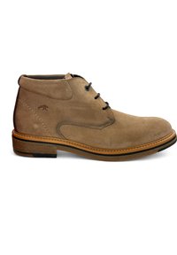 Bruine suède enkellaarsjes met een ronde neus, twee veterogen, een contrasterende bruine rubberen zool en subtiele stikseldetails.