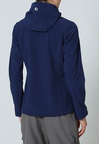 Sudadera con capucha de softshell azul marino con un diseño ajustado, que presenta una capucha y detalles en las costuras. Fabricada con material ligero y elástico.