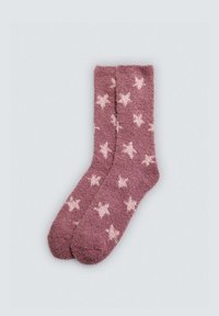 Calcetines morados de felpa con una superficie texturizada y un patrón de estrellas rosa claro. El diseño incluye un puño acanalado para mayor comodidad.