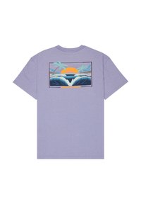 Λιλά κοντομάνικη μπλούζα με γραφικό ηλιοβασιλέματος στην παραλία που απεικονίζει φοίνικες, ωκεάνιες κυματογραμμές και το κείμενο "Quiksilver" στην πλάτη.