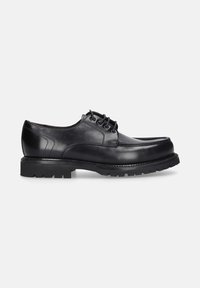 Zwarte leren schoenen met een gladde afwerking, ronde neus, veters met twee oogjes, en een stevige rubberen zool met horizontale profielpatronen.