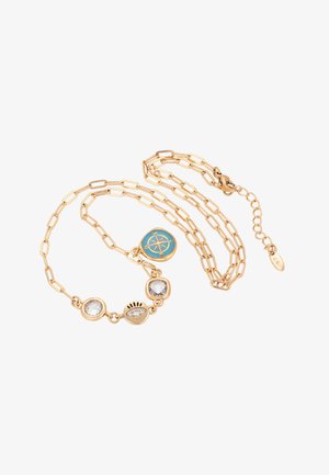 Gouden ketting met een blauwe kompasbedel, twee heldere vierkante edelstenen en een gouden oogbedel met rhinestones.