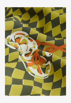 Zöld és sárga kockás mintázatú textil, fehér és narancssárga virágos díszítéssel, sima, szőtt textúrával.