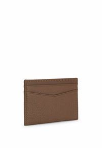Portafoglio in pelle marrone con superficie testurizzata, sei slot per carte e design minimalista con un sottile accento a zig-zag.