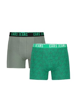 Twee paar boxershorts voor heren: één in effen lichtgrijs en één in groen met een doolhofpatroon. Beide hebben zwarte en groene elastische taillebanden met het label "CARS JEANS."