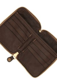 Portafoglio in pelle marrone con chiusura a zip. L'interno presenta più scomparti per carte e pelle liscia, non testurizzata. Accenti in hardware dorato.