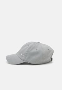 Szara czapka bejsbolowa wykonana z bawełny, z zakrzywionym daszkiem, otworami wentylacyjnymi i małym białym logo Nike z przodu.