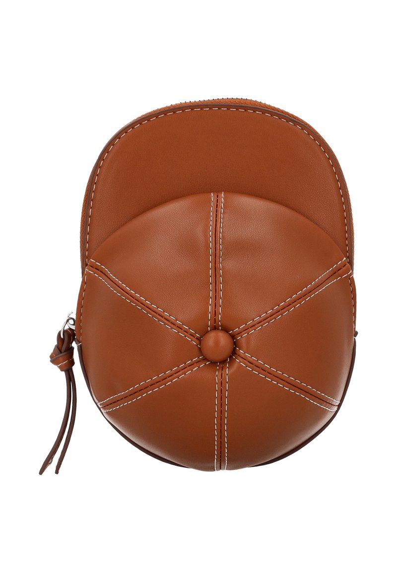 Barna bőr sapka alakú táska lekerekített felső résszel, kontrasztos fehér varrással és középen gombdísszel. Cipzáras záródás az oldalon.