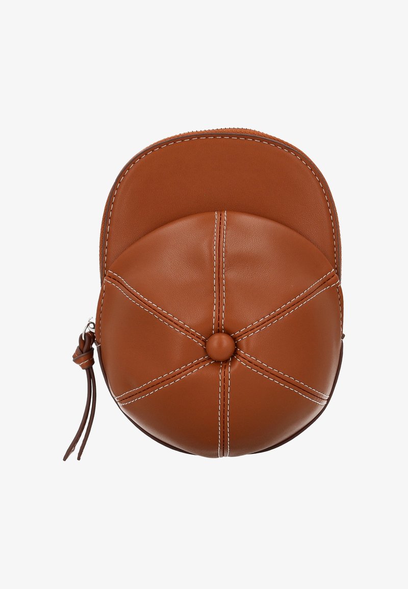 Borsa a forma di cappello in pelle marrone con parte superiore arrotondata, caratterizzata da cuciture bianche a contrasto e un bottone centrale. Chiusura con cerniera sul lato.