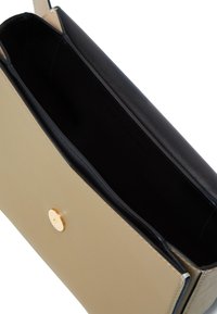 Borsa a mano in pelle beige con interno nero, dotata di chiusura a scatto dorata, forma rettangolare e superficie liscia. Design minimalista.