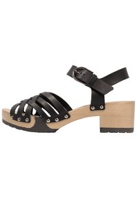 Zwarte leren sandalen met hoge hak, horizontale banden, houten blokhak en metalen studs. Voorzien van een verstelbare enkelriem.