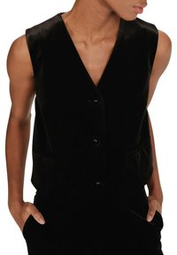 Gilet senza maniche in velluto nero con scollatura a V, cinque bottoni frontali e due tasche laterali. Texture liscia con un design aderente.