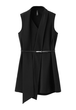 Chaleco negro sin mangas con cinturón, solapa ancha drapeada y dobladillo ligeramente acampanado, presentado sobre un fondo blanco.