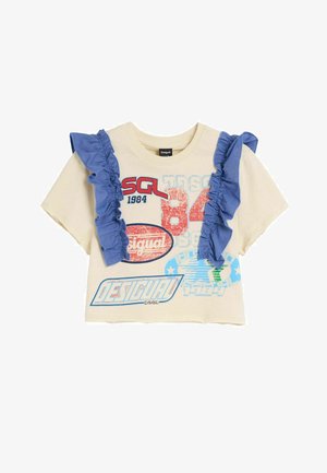 Cremefarbenes Kurzarmhemd mit blauen Rüschen auf den Vorderseiten der Schultern und mehrfarbigem grafischem Text und Zahlen, darunter "1984" und "Desigual".