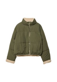 Oliwkowa krótka kurtka puchowa z wysokim kołnierzem i widocznym beżowym futerkiem na kołnierzu, mankietach i u dołu, z przodu zapinana na zatrzaski oraz posiadająca kieszenie.