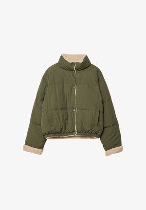 Giacca puffer cropped verde oliva con colletto alto e fodera in pile beige visibile sul colletto, sui polsini e sull'orlo, bottoni a pressione frontali e tasche.
