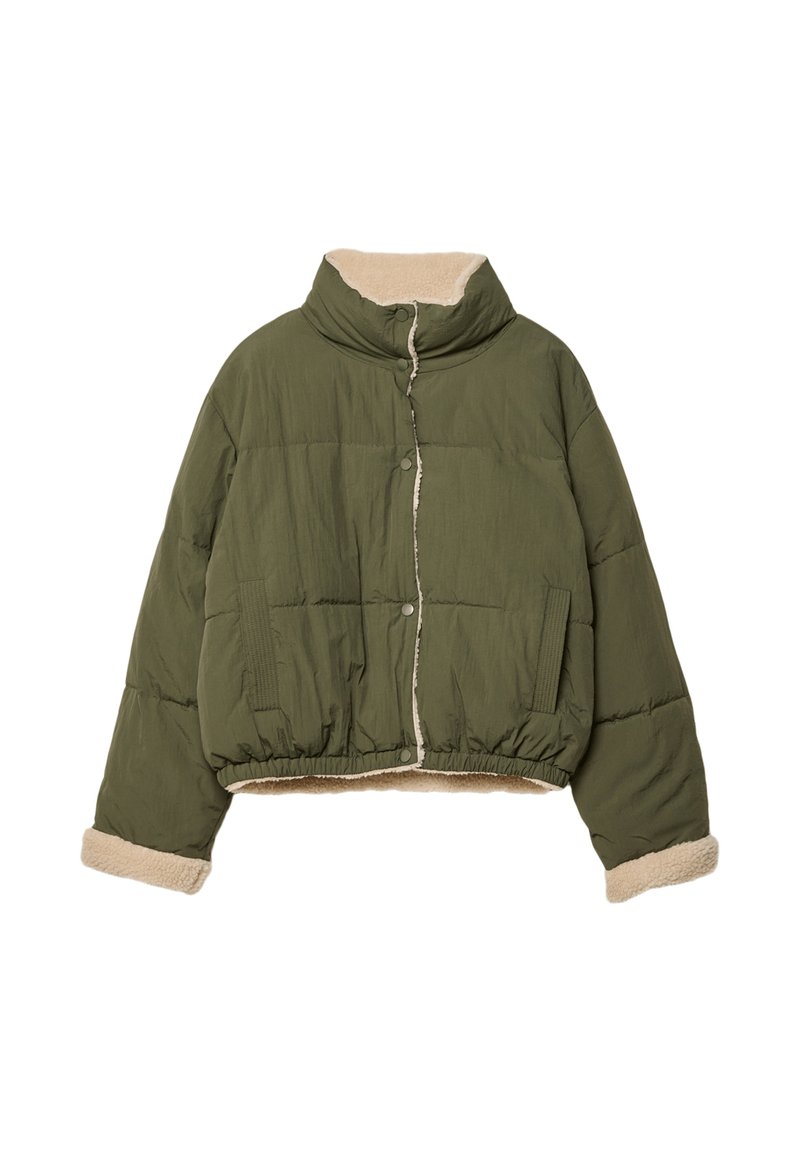 Oliwkowa krótka kurtka puchowa z wysokim kołnierzem i widocznym beżowym futerkiem na kołnierzu, mankietach i u dołu, z przodu zapinana na zatrzaski oraz posiadająca kieszenie.