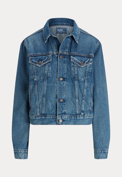 Giacca di jeans blu con chiusura frontale a bottoni, due tasche sul petto con patta, tasche laterali e colletto classico, etichettata Polo by Ralph Lauren.