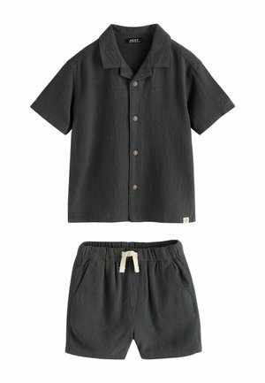 Tmavosivá košeľa s krátkym rukávom na gombíky s golierom a zodpovedajúce krátke nohavice so šnúrkou a vreckami, položené na bielom pozadí.