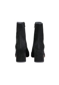 Schwarze Wildleder-Stiefeletten mit einem blockartigen Absatz, ausgestattet mit einem seitlichen Reißverschluss und einer glatten Textur. Das Design ist schlank und modern.