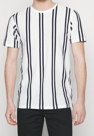 Weißes T-Shirt mit kurzen Ärmeln, vertikalen dunkelblauen Streifen, Rundhalsausschnitt und lockerer Passform. Hergestellt aus leichtem, strukturiertem Stoff.