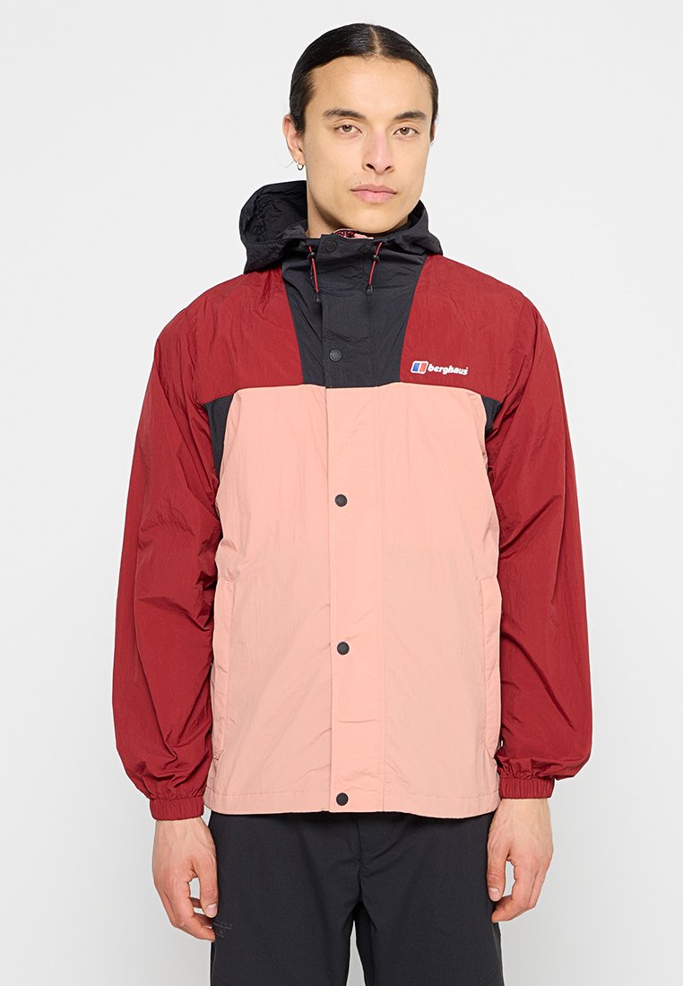 Leichte Jacke in Rot und Pink mit einer schwarzen Kapuze, ausgestattet mit Druckknöpfen, verstellbarem Kordelzug und Logo auf der linken Seite.