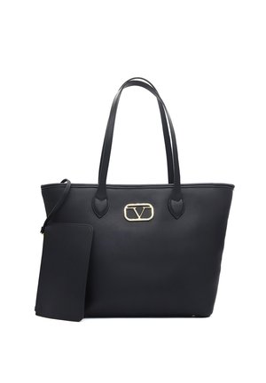 Sac fourre-tout en cuir noir avec deux poignées, quincaillerie logo dorée et une pochette plate amovible. Design épuré avec une texture lisse.