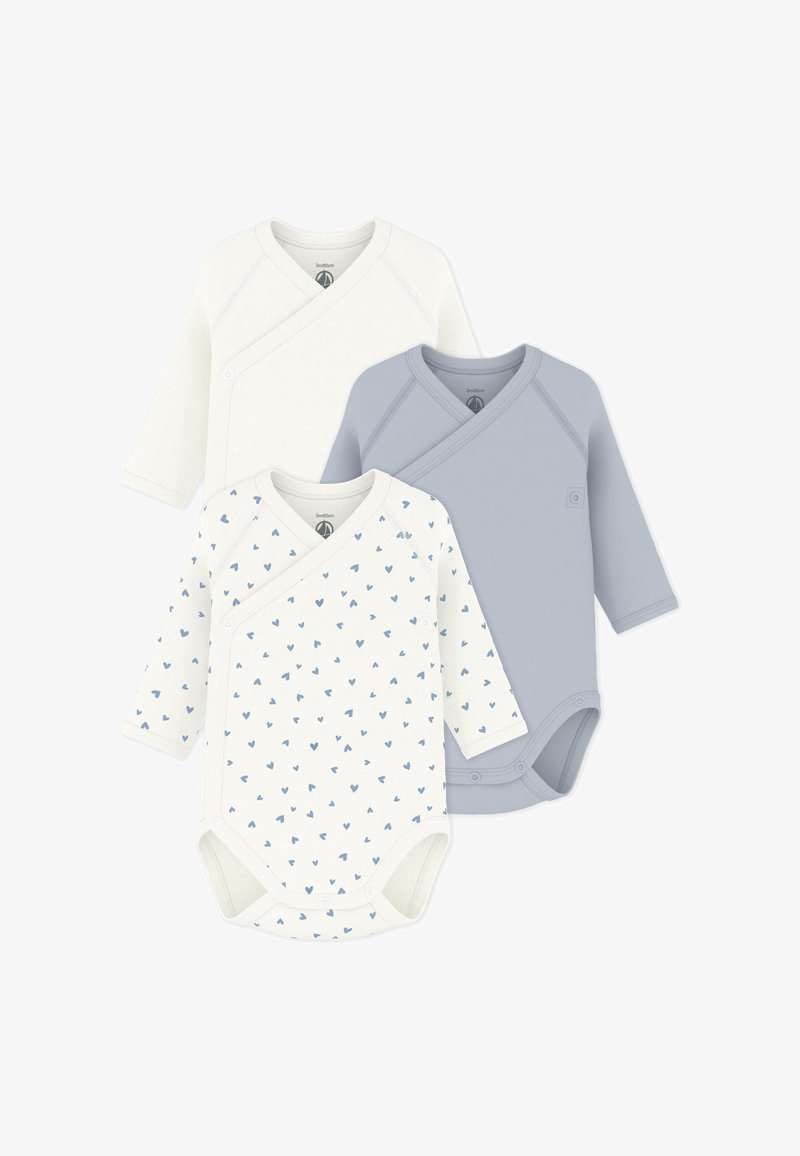 Drie langärmelige babybodysuits: een crèmekleurige met een blauw hartjesprint, een crèmekleurige effen, en een lichtblauwe, allemaal met drukknoopsluitingen.