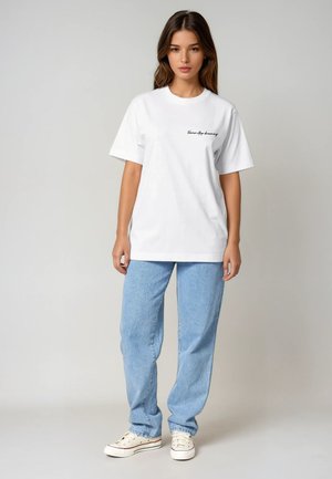 NEVER STOP DREAMING HEAVYWEIGHT - Print T-shirt - white