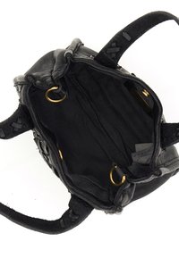 Borsa a tracolla in pelle nera con una texture morbida, dotata di accessori dorati, interni non foderati e dettagli intrecciati sulle maniglie.