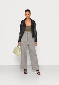 Anna Field Top - khaki