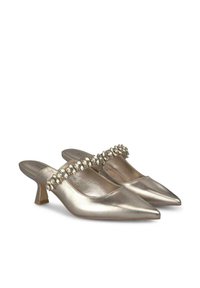 Chaussures à enfiler en métal doré avec des orteils pointus, présentant une bride décorative en strass sur le cou-de-pied et un petit talon carré.