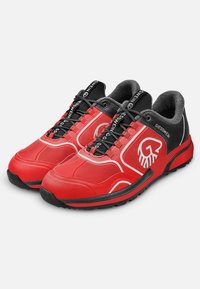 Rote Sportschuhe mit einem Obermaterial aus strukturiertem Gewebe, schwarzen Akzenten, weißem Logo und kontrastierenden Schnürsenkeln. Verfügt über einen gepolsterten Knöchelkragen und eine Gummisohle.