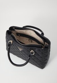 Guess CARLY GIRLFRIEND SATCHEL - Handväska - black