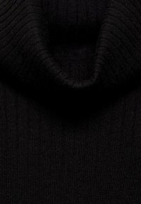Pull élégant à col roulé noir en tricot doux. Comprend un col haut avec une texture marquée et des lignes verticales.