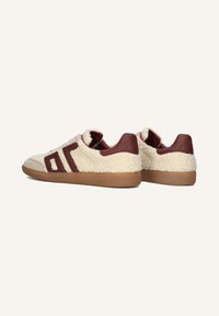 Beige sneakers met een fluffy textuur, marroon accenten en een duurzame rubberen outsole. Bevat een gedurfd geometrisch ontwerp aan de zijkanten.