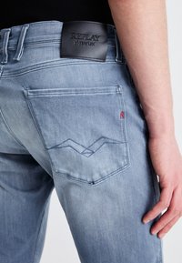 Replay ANBASS PANTS - Karcsúsított farmerek - medium grey