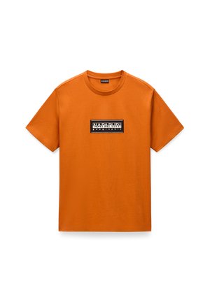 T-shirt arancione a maniche corte in cotone, con un logo rettangolare nero sul davanti con testo bianco. Design classico a girocollo.