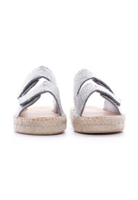 Sandali espadrilles grigi con suole in juta intrecciata. Presentano ampie cinghie incrociate e una soletta liscia e piatta.
