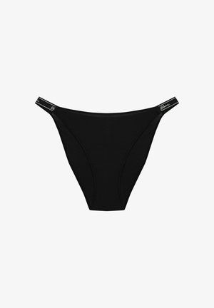 Czarny, prążkowany thong z wąskimi bocznymi paskami. Posiada markowy czarno-biały pas w talii. Miękka tekstura i dopasowany krój.